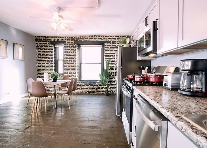 Апартаменты Spacious 4br Near Mccormick & Soldier Field